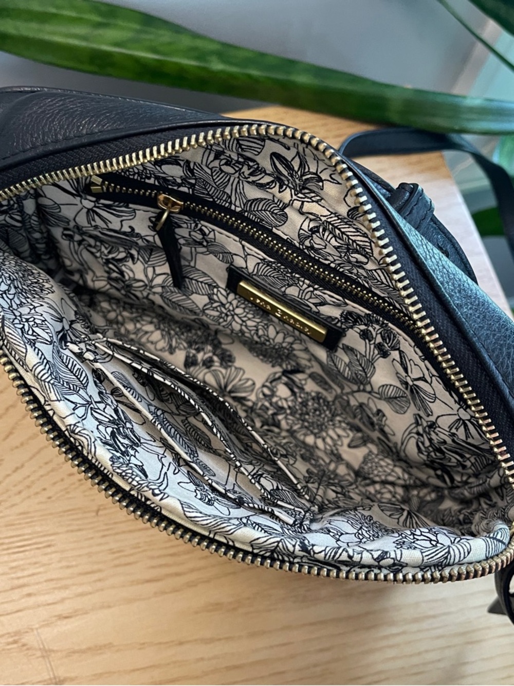 Vera Bradley Black Leather Crossbody Camera Bag - Picture 3 of 4